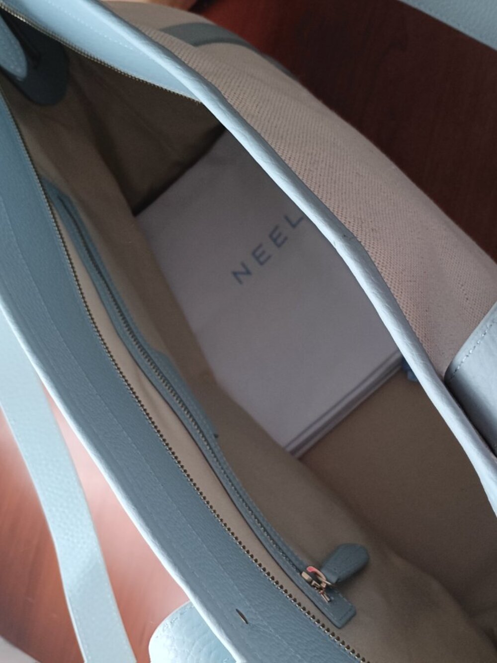 NWT Neely and Chloe Travel Tote Light Blue Pebbled Leather & White Canvas - Picture 9 of 10
